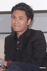 组图：陈坤香港推新书 陈志云现身捧场