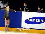 组图：韩花样滑冰公主金妍儿热身赛受轻伤