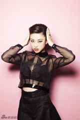 组图：朱珠最新封面大秀美腿 性感红唇尽显魅惑