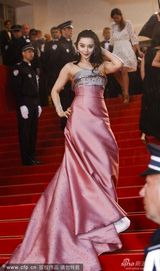 组图：范冰冰亮相红毯 粉色拖地长裙甜美高贵