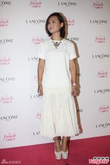 组图：周笔畅白裙搭高跟鞋淑女范 自称尚不适应