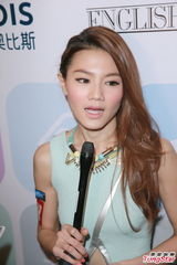 组图：周秀娜露脐装性感可爱 曝曾收陌生人鲜花