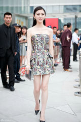 组图:景甜王珞丹窦骁等明星出席时尚活动