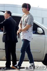 组图：SJ等人气男团亮相机场 拼时尚搭配