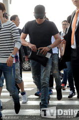 组图：SJ等人气男团亮相机场 拼时尚搭配