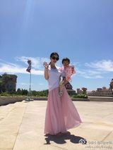 组图：李小璐抱女儿探班贾乃亮 三口耍酷戴墨镜