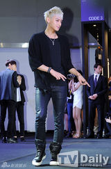 组图：EXO黑白酷装亮相 灿烈搞怪表情多