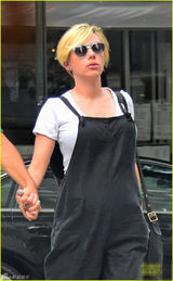 组图：斯嘉丽与未婚夫牵手出街 背带裤难掩孕肚