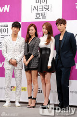 组图：刘仁娜出席发布会 高腰短裙秀美腿