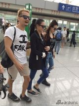 组图：张柏芝抵京粉丝热情 潮装搭马尾清纯靓丽