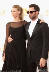 组图：魔力红主唱亚当-莱文携爱妻现身红毯