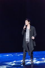 独家高清：金起范上海会粉丝 回归歌手身份催泪