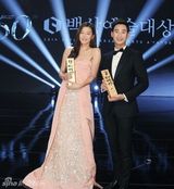 组图：百想全智贤金秀贤拿奖开怀 陶子下蹲颁奖