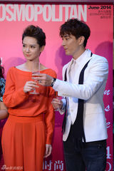 组图：李承铉戚薇热恋首亮相 已见过女方父母