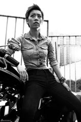 组图： 张欣奕骑哈雷拍写真 中性装扮酷劲十足