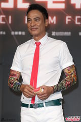 组图：任达华台湾推《红VAN》 心系世界杯决赛