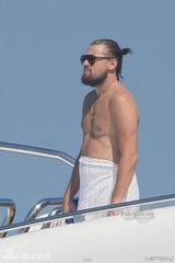 组图：不一样的美男子！落寞莱昂纳多四处张望