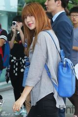 组图：韩团 A pink 现身机场 娜恩上演高难度