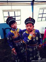 组图：石头天天《爸爸》草原行 小汉子威武雄壮