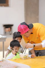 组图：吴妈跟驴交朋友 萌娃带宝宝变小家长