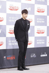 独家：《处世王》徐仁国李荷娜搭肩似亲姐弟