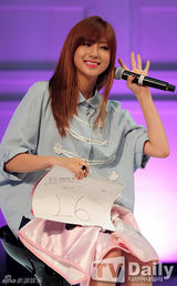 组图：Apink清凉牛仔装亮相 甜美活泼萌翻全场