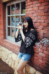 组图：校花黄灿灿游乐园玩耍 长腿长发夏日清凉