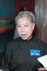 组图：《区区有鬼故》拜神 罗兰姐再演龙婆