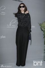 组图：韩星金雅中出席婚礼 裤装显长腿