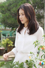 组图：李宝英幕后照 淡雅端庄展知性美