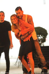 组图：林赛与纹身男激情缠绵 遭咸猪手强摸酥胸