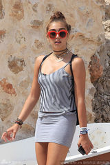 组图：麦当娜被赤膊猛男环绕 爱女性感不输辣妈