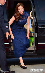 组图：庆收真亮相百想红毯 蓝色长裙端庄秀美