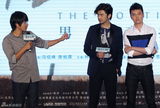 组图：冯绍峰陈柏霖撑场发布会 韩寒致谢宁财神