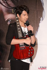 组图：胡宇威与百名“老婆”庆生 盼当摇滚歌手