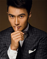 组图：沈泰帅气西装写真玩味时尚