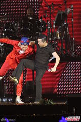 组图：多变哈林(庾澄庆)唱金曲 登小巨蛋万人同欢