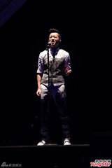 组图：多变哈林(庾澄庆)唱金曲 登小巨蛋万人同欢