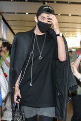 组图：吴亦凡解约后回国 戴口罩现身被粉丝拥堵