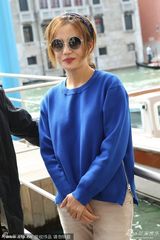 组图：陈可辛携吴君如抵达威尼斯 赵薇墨镜遮面