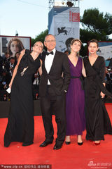 组图：名导安德列-康卡洛夫斯基携妻秀恩爱