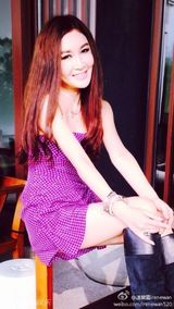 组图：48岁温碧霞短裙秀身段 容貌不老女神依旧