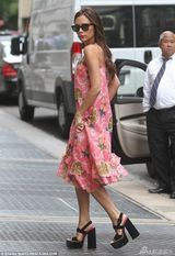 组图：贝嫂维多利亚-贝克汉姆妩媚范VS酷帅风 身材姣好天生衣架子