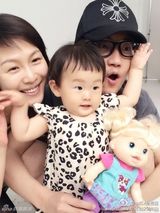 组图：好声音金志文女儿满岁 有爱全家福曝光