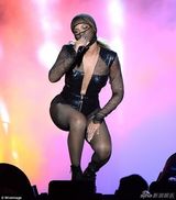 组图：碧昂丝黑丝热辣钢管舞 性感开胸险失守