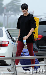 组图：韩星朴珉宇徐康俊休闲装扮现身机场