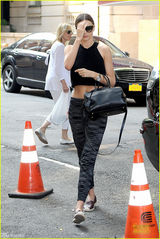 组图：米兰达出街秀性感小蛮腰 黑超遮面露甜笑