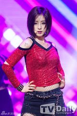 组图：泰蒂徐Tiffany性感热舞 2PM尼坤同台回归