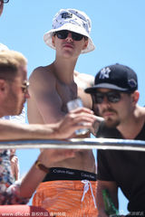 组图：比伯游轮上身清凉秀肌肉 橘色短裤反复穿