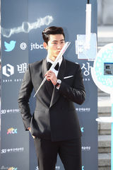 独家高清：又是一年百想红毯 众星云集争奇斗艳